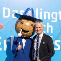 Moderator Tim Thoelke mit dem Leipziger Messemännchen