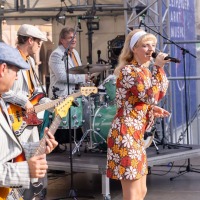 Die Musiker der Wirtschaftswunder-Band und ihre Sängerin Miss Lesly K.