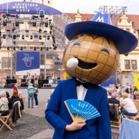 Das Messemännchen vor der großen Bühne 