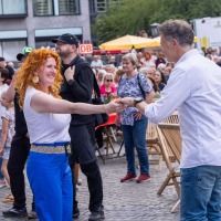 Miss Lesly K. - Sängerin und Stimme der Wirtschaftswunder-Band