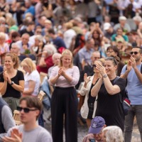 Ein begeistertes Publikum auf dem Marktplatz