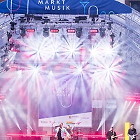 Die Bühne erstrahlt zum Abend