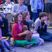 Groß und Klein lauschen gespannt der Musik