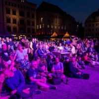 Das Publikum lauscht den abendlichen Klängen