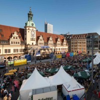 Ein großes Publikum versammelt vor der großen Bühne auf dem Marktplatz