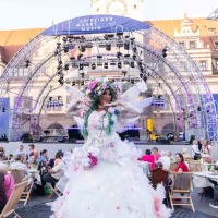 Phantastische Gestalten wandeln durchs Publikum