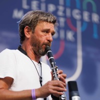 Der Schauspieler und Musiker Peter Schneider auf der Bühne der LEIPZIGER MARKT MUSIK