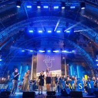 MSL Bigband auf der abendlich beleuchteten Bühne der LEIPZIGER MARKT MUSIK