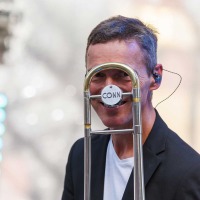 Ein Musiker von Ton-Kollektiv mit seinem Instrument