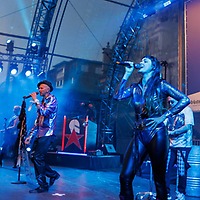 Sängerin und Sänger der Band 80s Express 