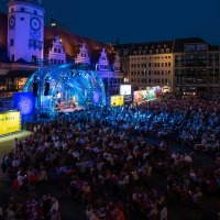 In blaues Licht getauchte Bühne der LEIPZIGER MARKT MUSIK