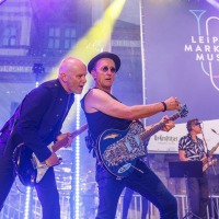 Andreas Marius-Weitersagen (re.), das bekannteste Double des Deutsch-Rockers, zu Gast auf der LEIPZIGER MARKT MUSIK