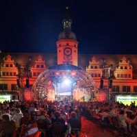 Die Bühne leuchtet 