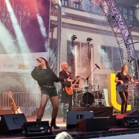 Die Guitar Legends mit Sängerin Betty